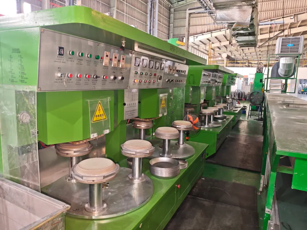 Машина для пайки основи кухонного посуду була встановлена ​​за кордоном.